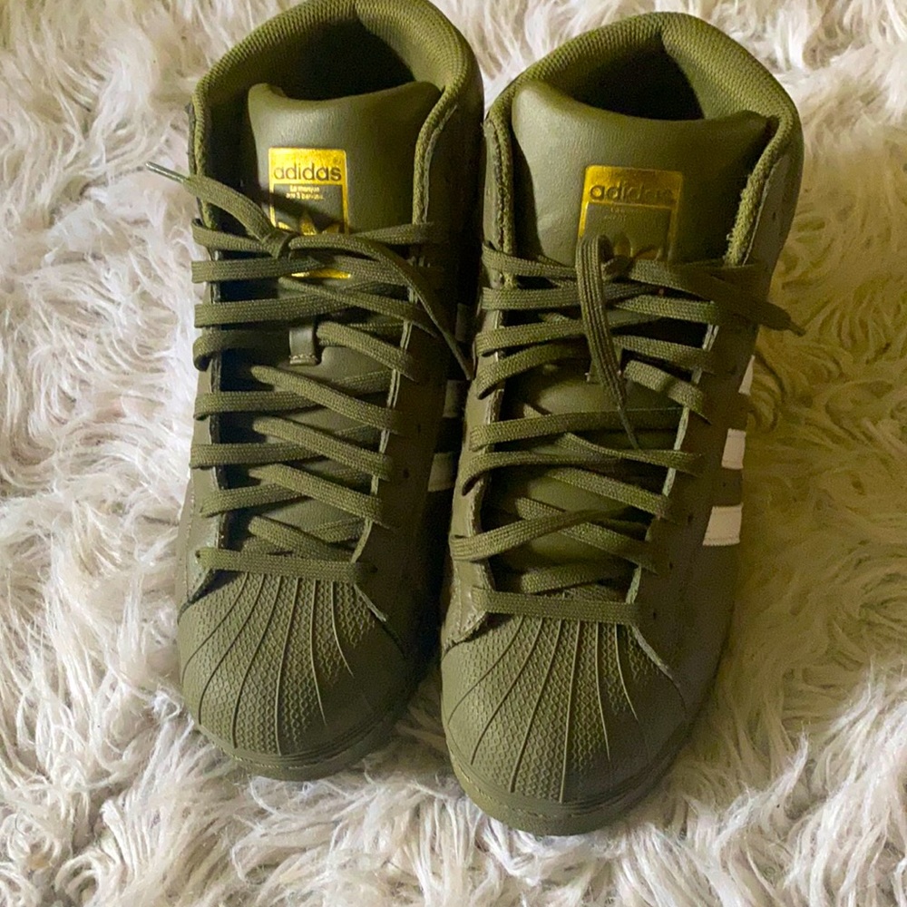 they are white and a Mossy green color with a little bit of gold coloring